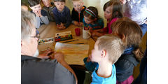 Vorschulkinder in der „Galerie“ von Stadtpfarrer Kowal (Foto: Karl-Franz Thiede)